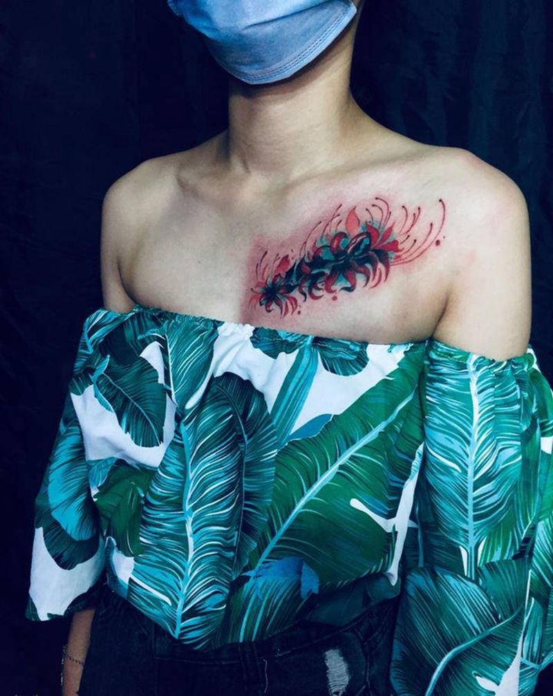 彼岸花遮盖纹身图片_胸部肩部纹身图案