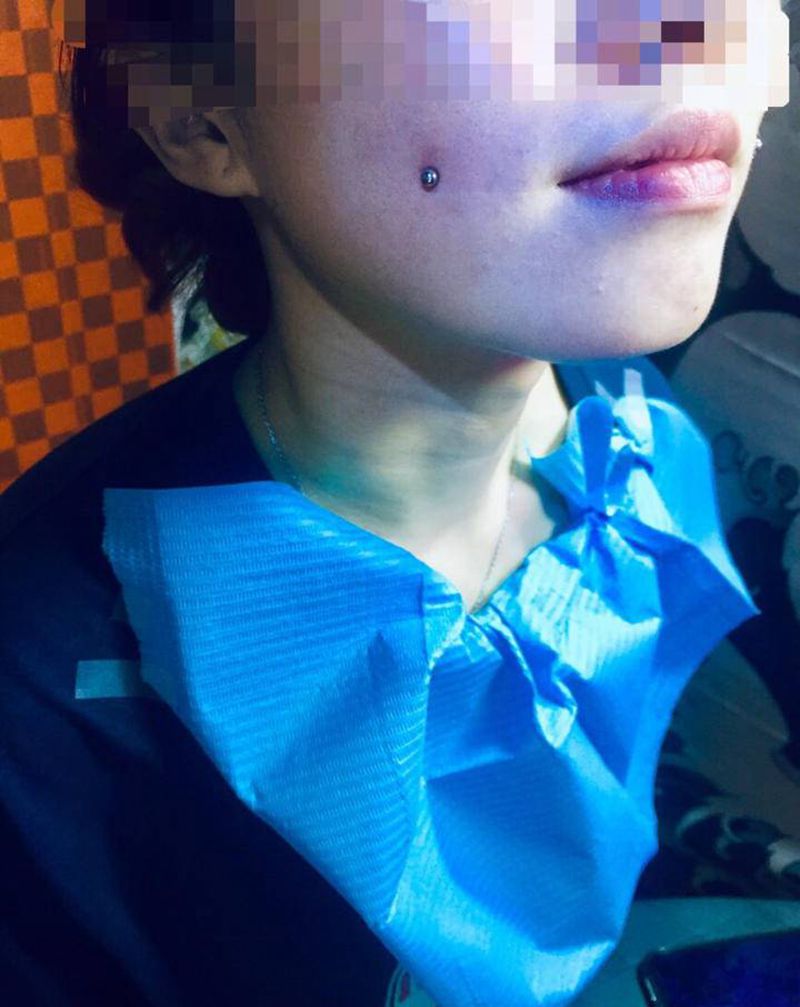 美女酒窝钉纹身图片_颈部纹身图案