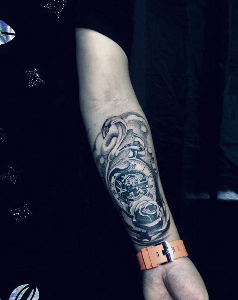 玫瑰怀表纹身图片_手臂纹身图案