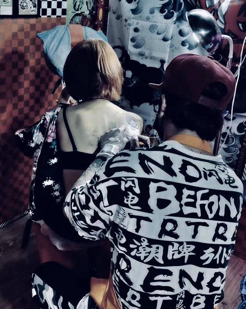 哪怕你一丝不挂我们也一丝不苟纹身图片_背部纹身图案