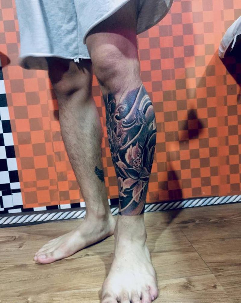 包小腿莲花纹身图片_腿部纹身图案