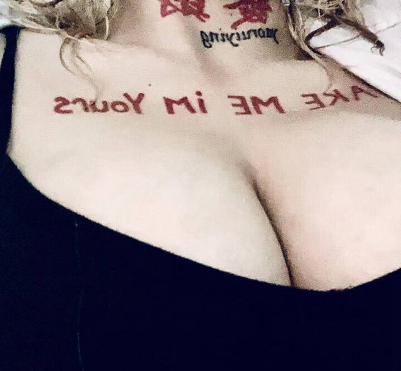 红色英文买家秀恢复半年纹身图片_胸部纹身图案