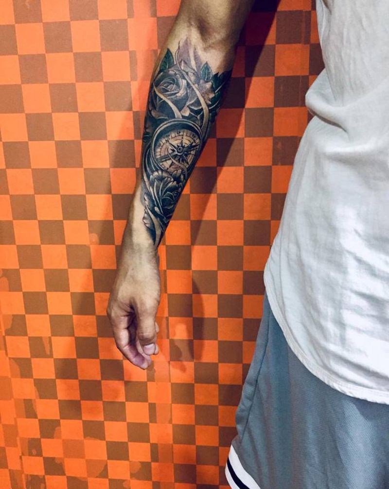 玫瑰指南针纹身图片_手臂纹身图案