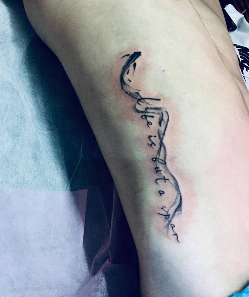 英文水墨纹身图片_腰部纹身图案