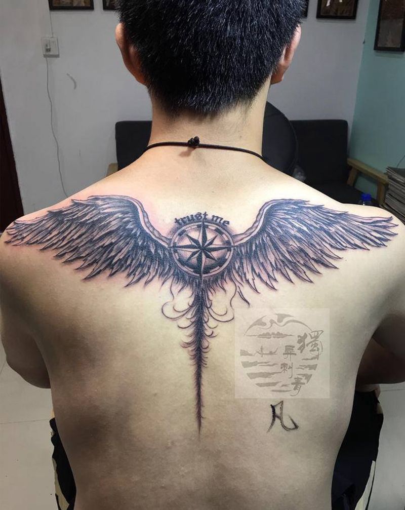 指南针+翅膀纹身图片_背部新传统纹身图案