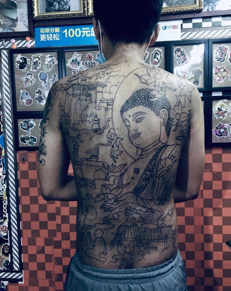 满背线条纹身图片_背部纹身图案