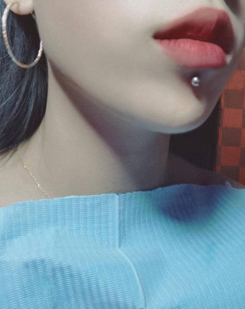 唇钉纹身图片_颈部纹身图案