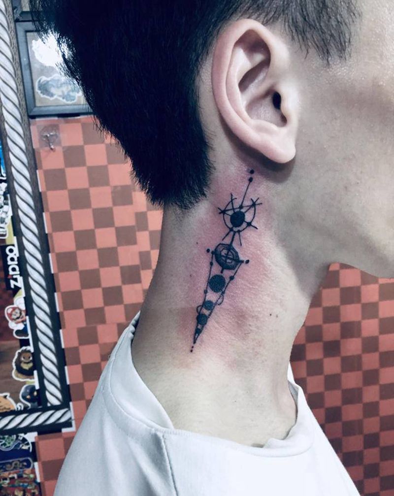 脖子几何纹身图片_颈部纹身图案