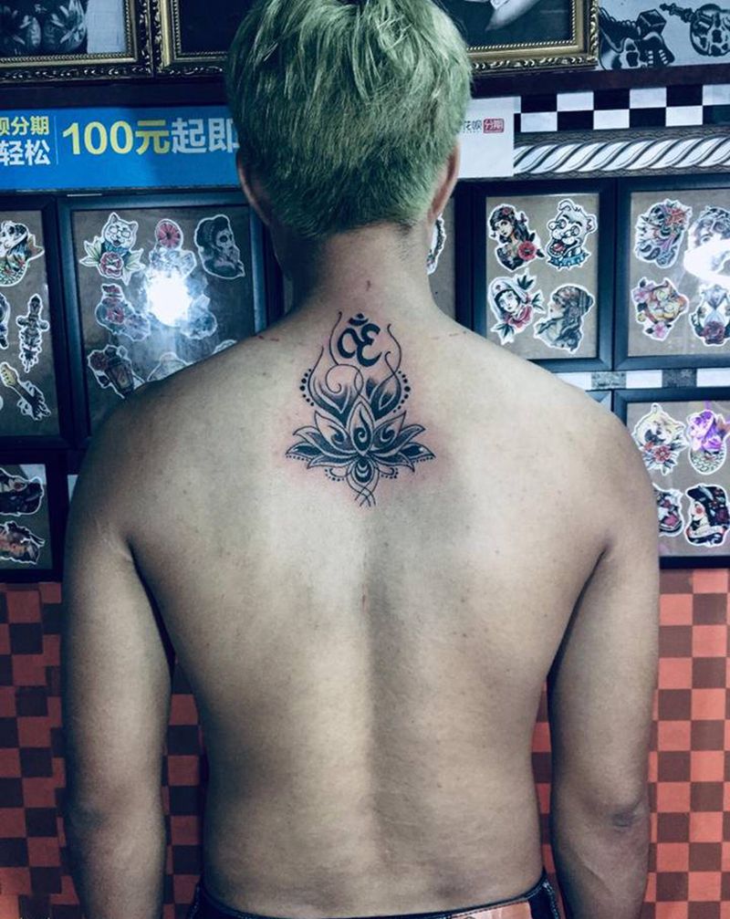 莲花纹身图片_背部纹身图案