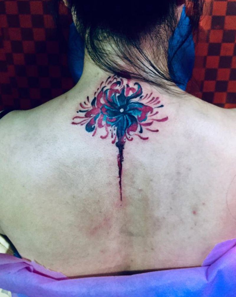 彼岸花遮盖纹身图片_背部纹身图案