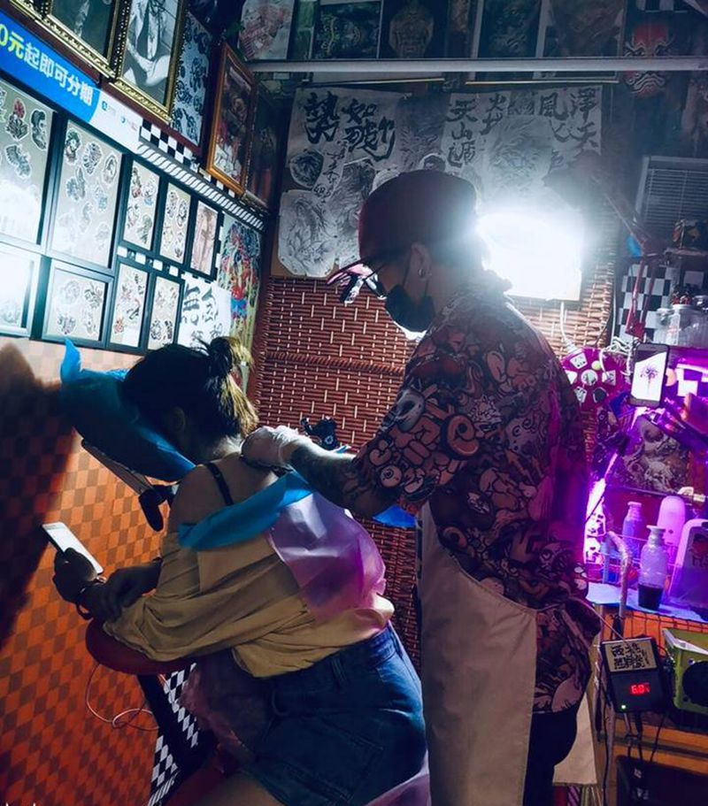 日常纹身图片_颈部背部纹身图案