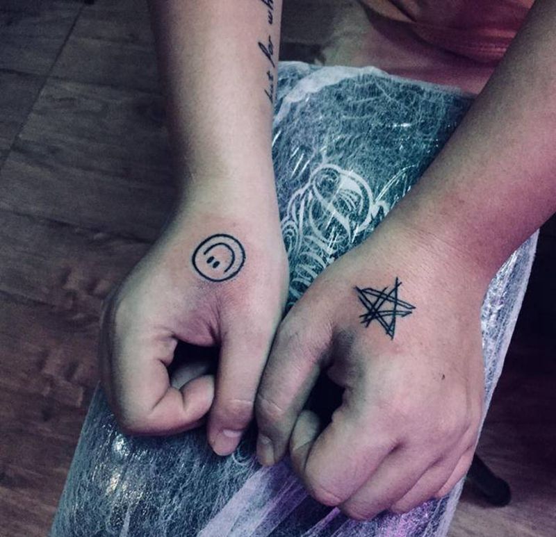 虎口纹身图片_手臂纹身图案