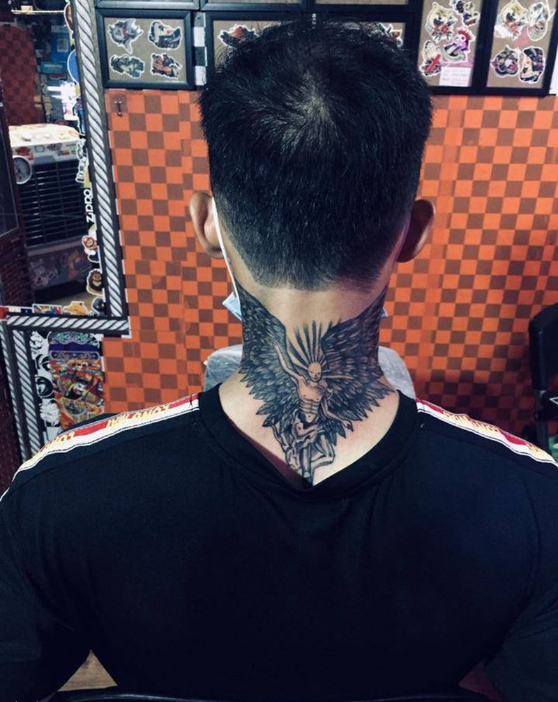 天使纹身图片_颈部纹身图案