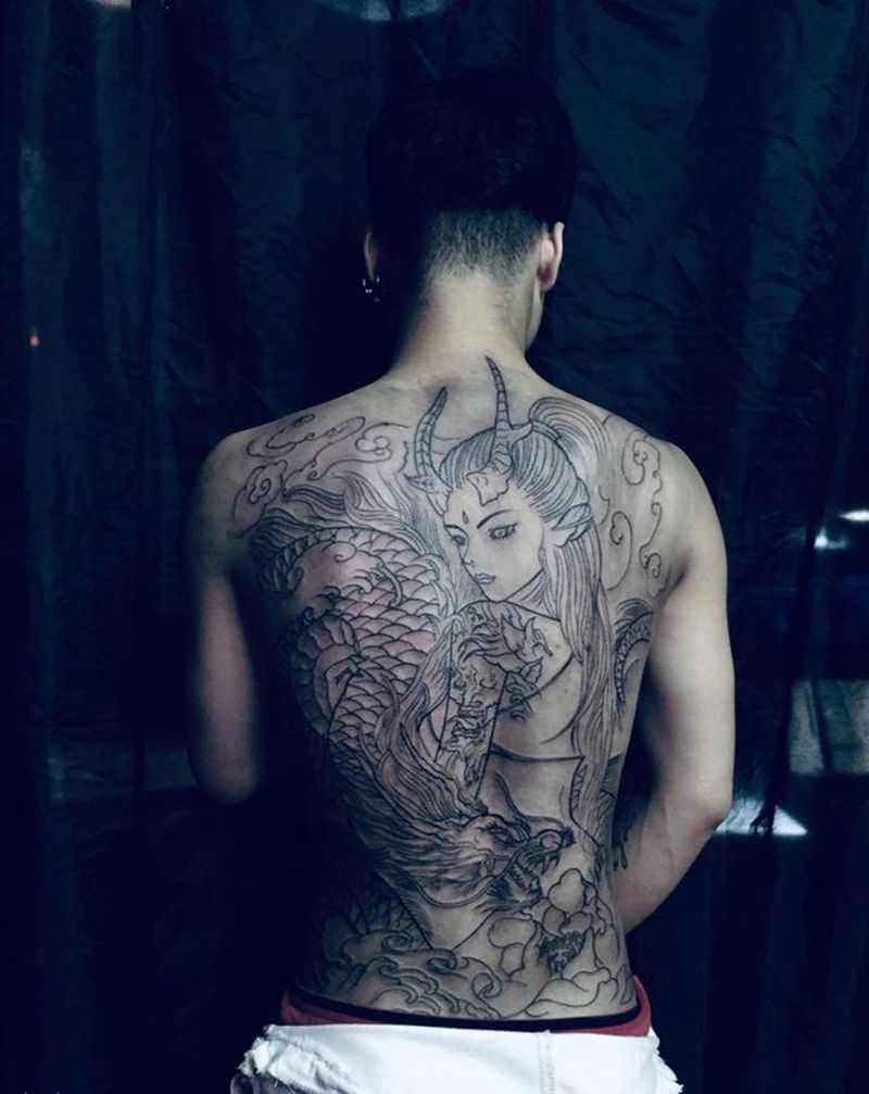 满背线条纹身图片_背部纹身图案
