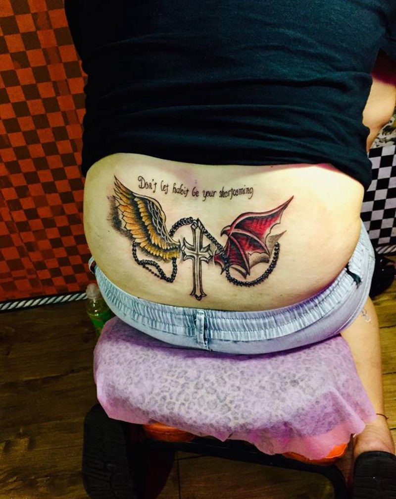 翅膀十字架纹身图片_腰部纹身图案