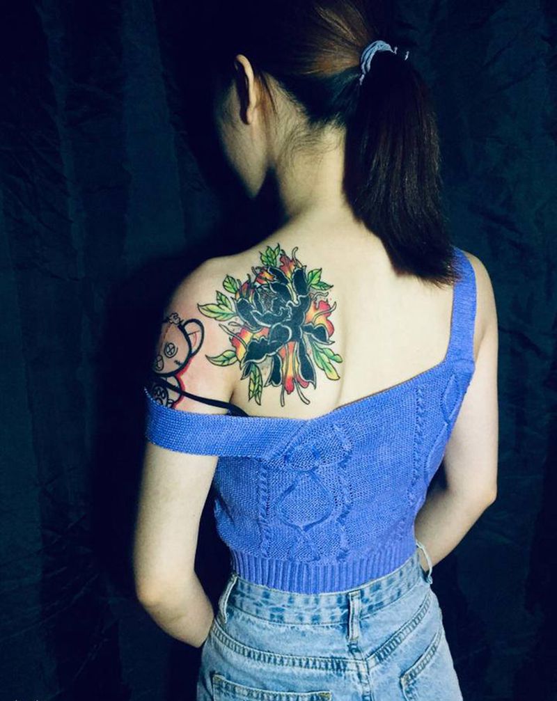 恢复两个月的牡丹是一个遮盖纹身图片_背部纹身图案