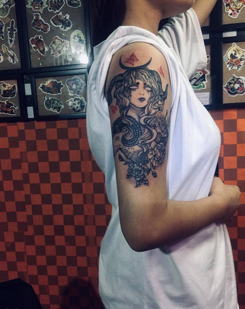 女郎山羊纹身图片_手臂纹身图案