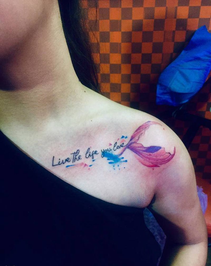 鱼尾巴纹身图片_肩部纹身图案