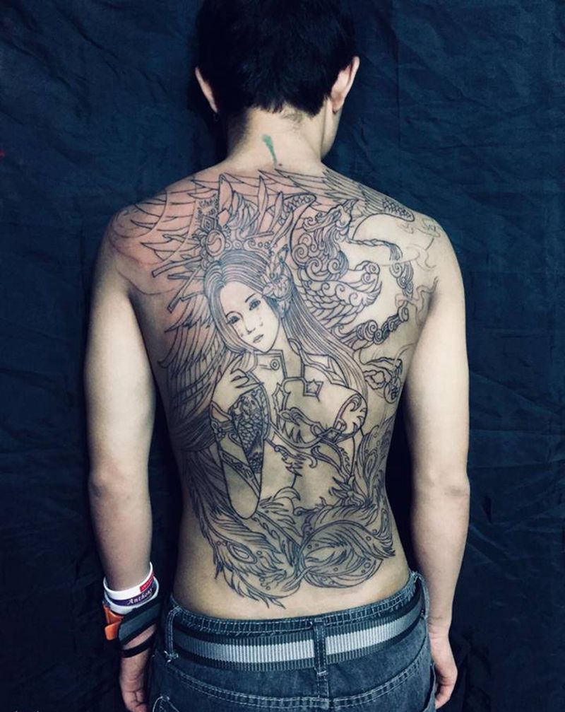 满背线条纹身图片_背部纹身图案