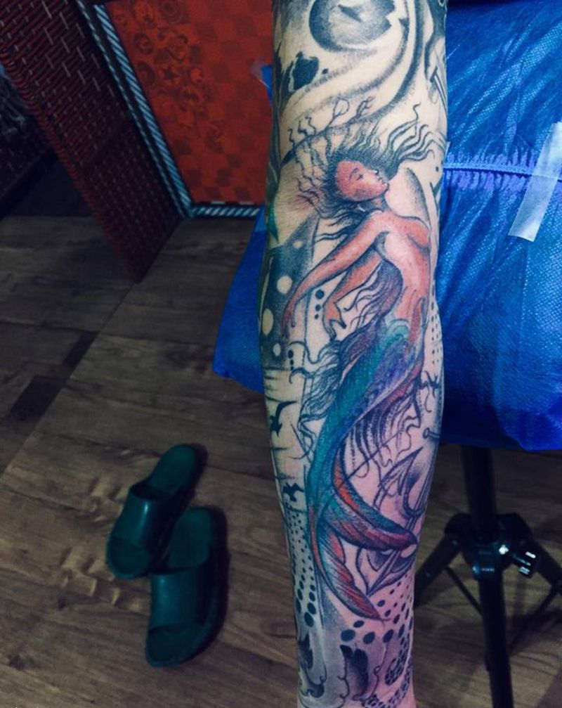 人鱼加了点彩色纹身图片_手臂纹身图案