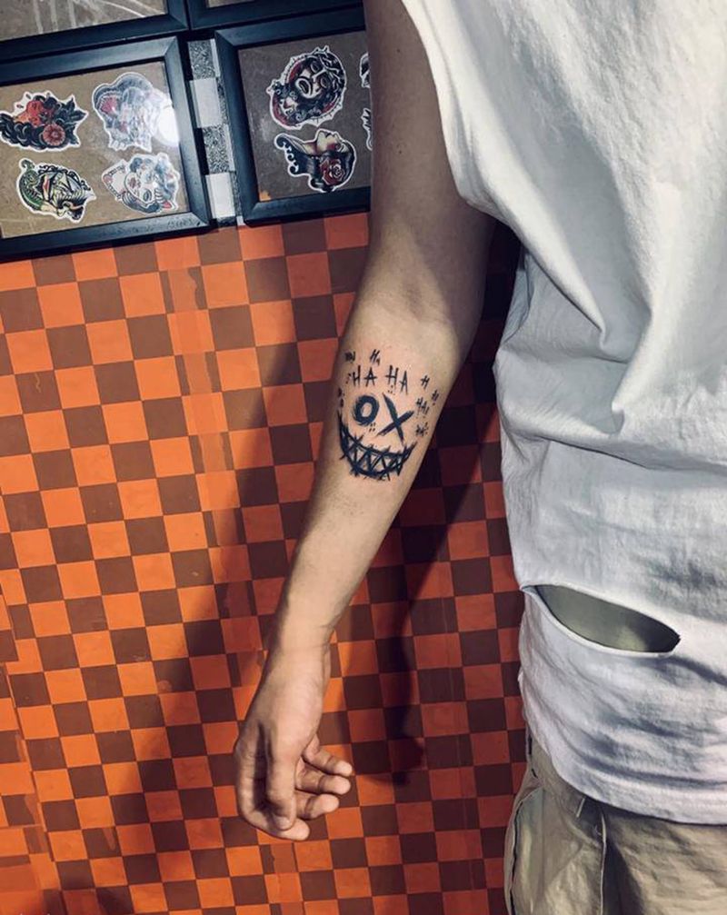 笑脸纹身图片_手臂纹身图案