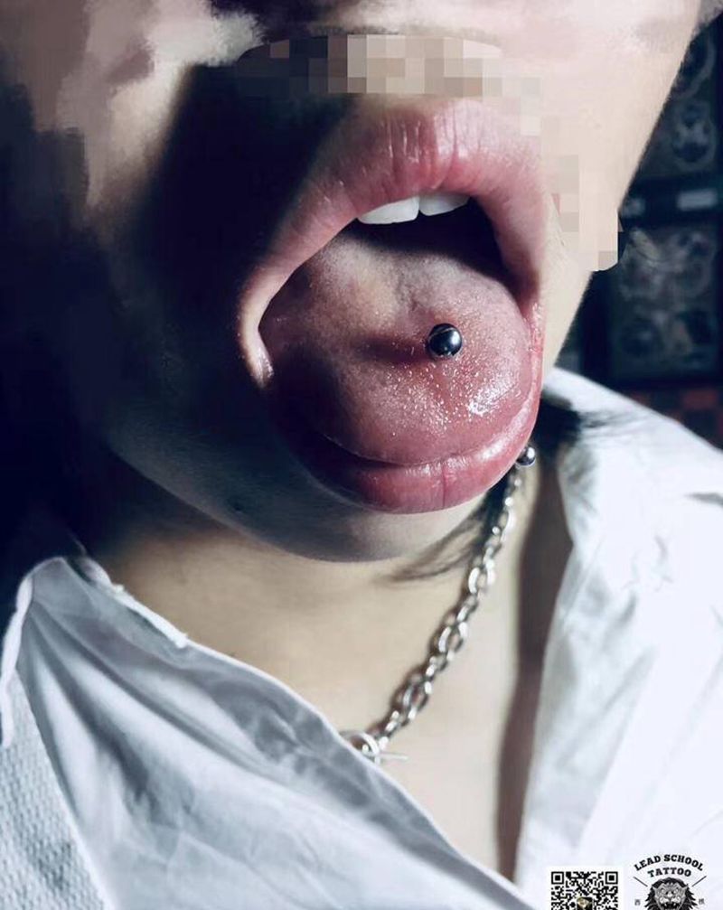 舌钉两枚纹身图片_颈部纹身图案