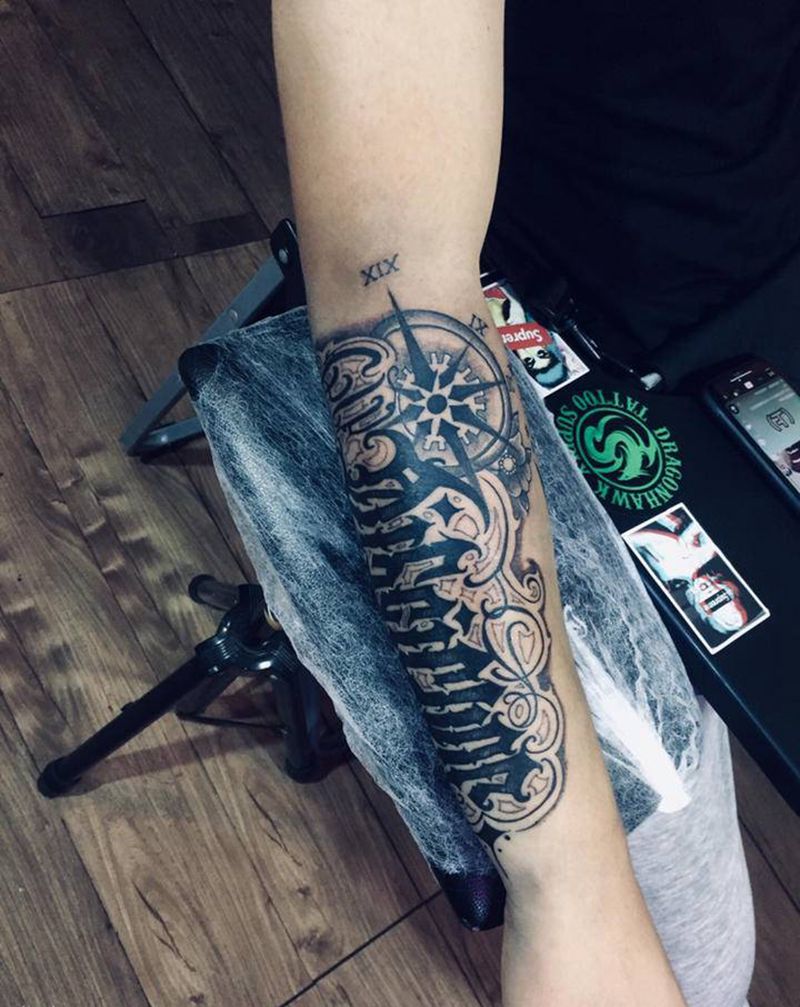 奇卡诺添加指南针纹身图片_手臂纹身图案