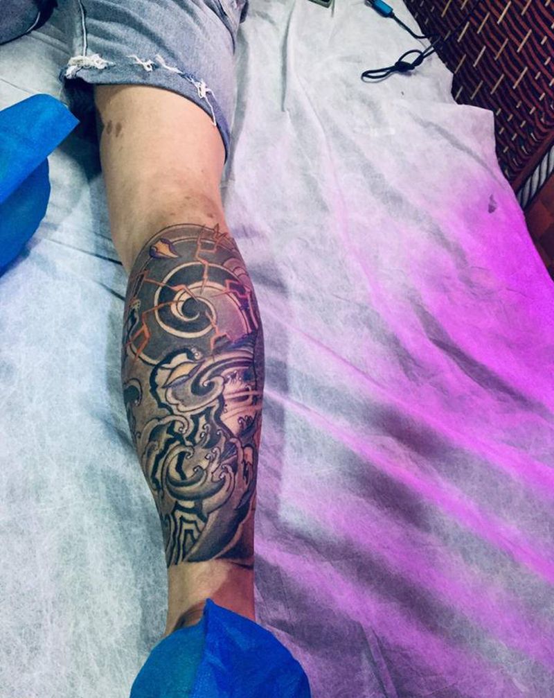 传统包小腿上彩色纹身图片_腿部纹身图案