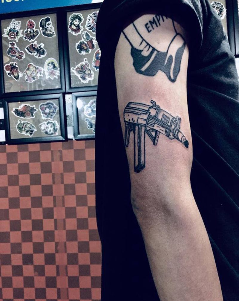 枪纹身图片_手臂纹身图案