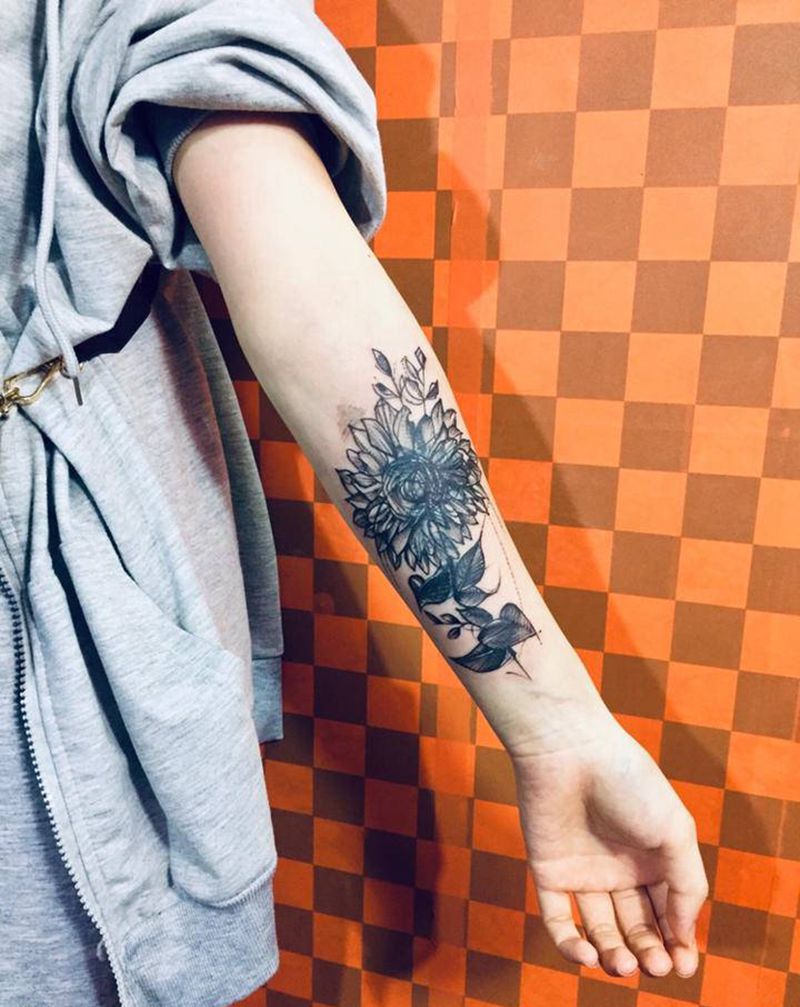 向日葵遮盖纹身图片_手臂纹身图案