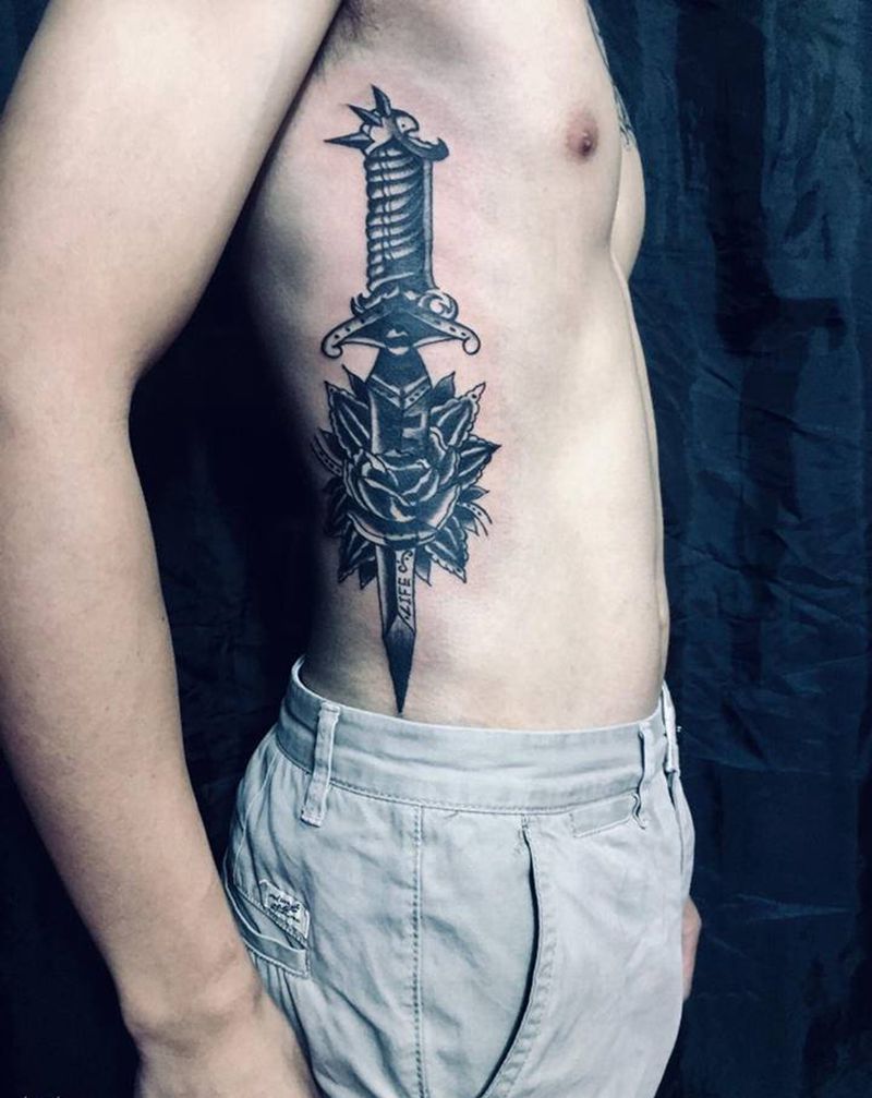 剑花遮盖日期纹身图片_腰部纹身图案