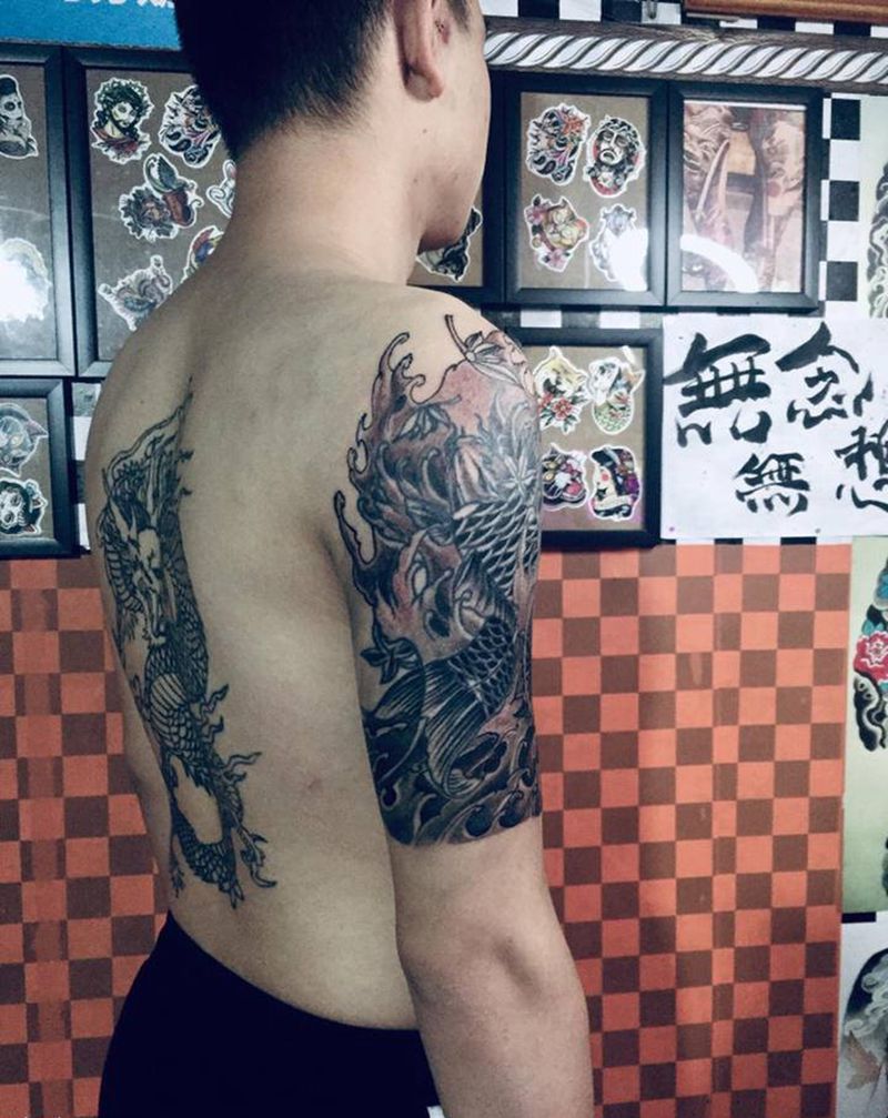 10年前的鱼打雾纹身图片_手臂纹身图案