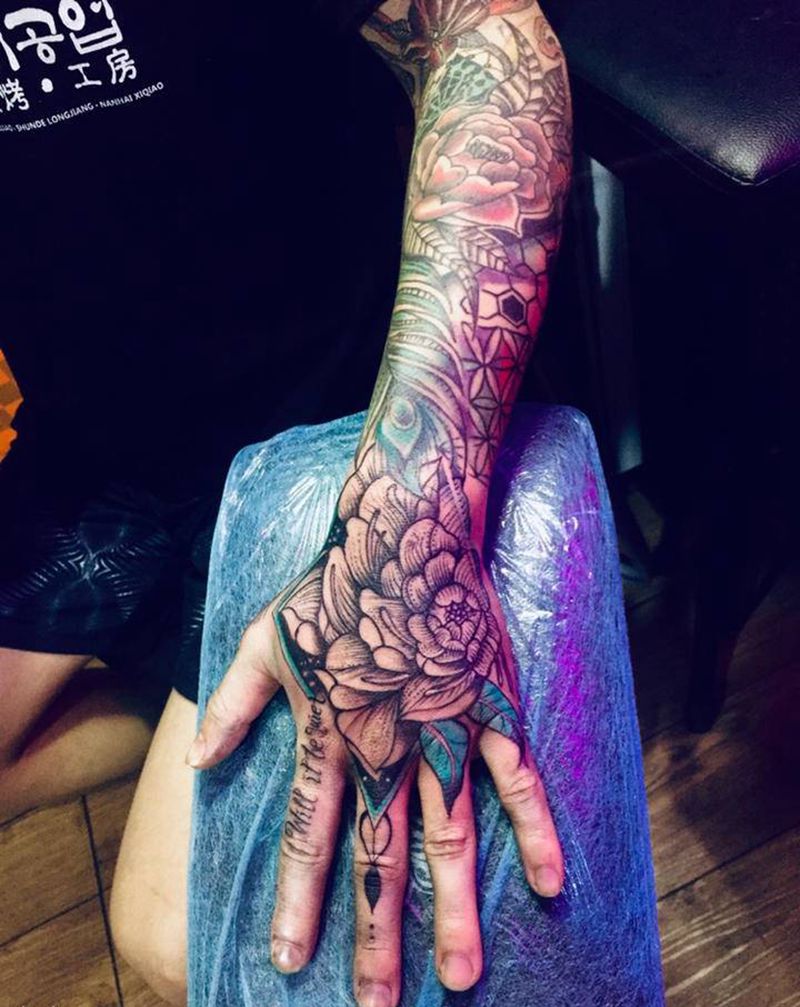 满手背纹身图片_手部纹身图案
