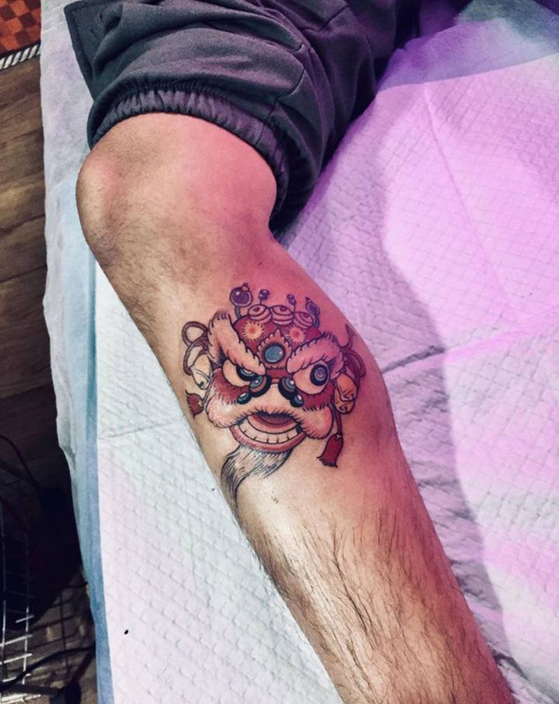 醒狮纹身图片_腿部纹身图案