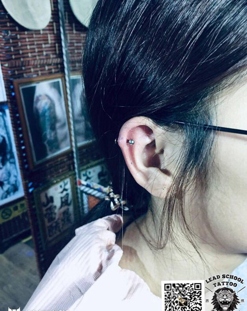 耳钉纹身图片_颈部纹身图案