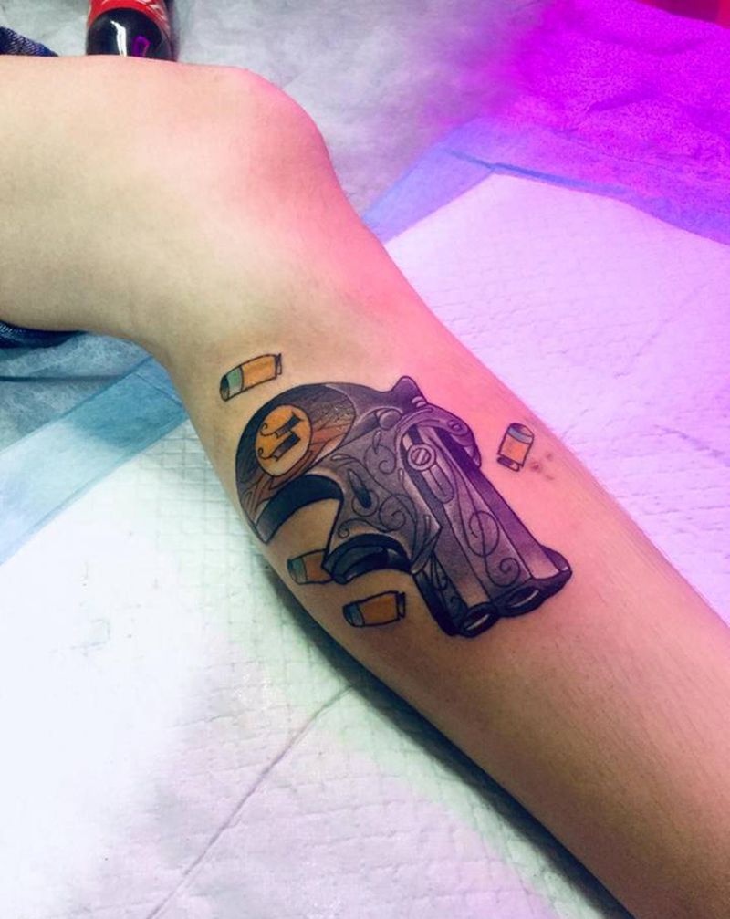 手枪纹身图片_腿部纹身图案