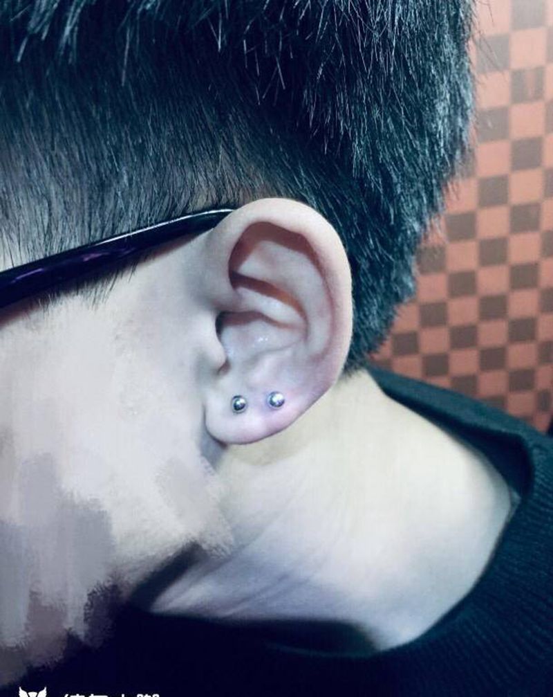 耳钉纹身图片_手臂纹身图案