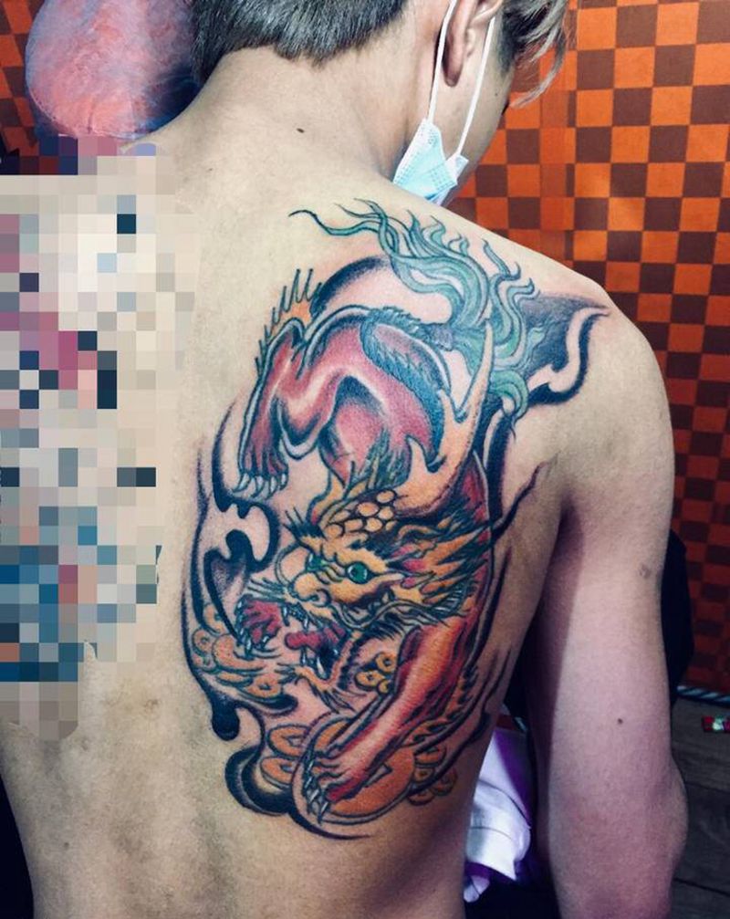 给10年前麒麟上色纹身图片_背部纹身图案