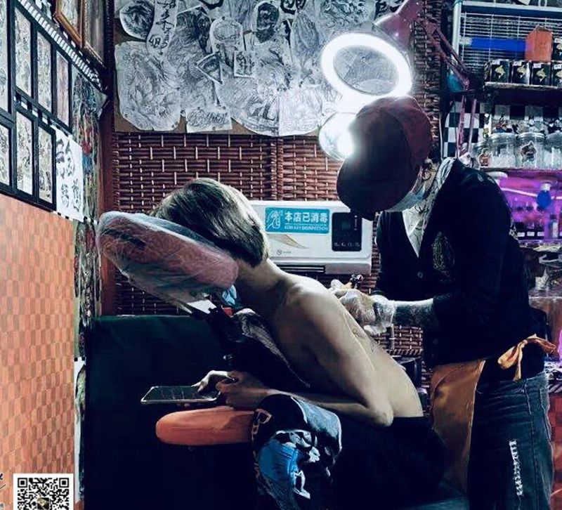 室内暖气满背没压力纹身图片_背部纹身图案