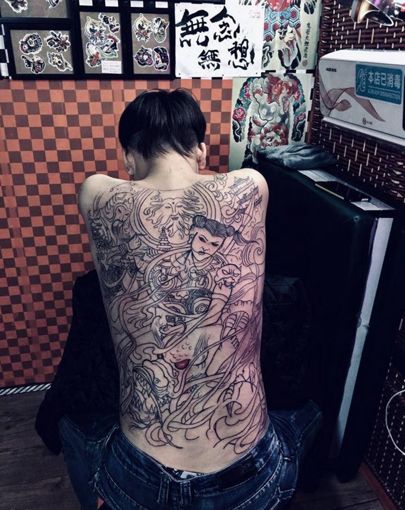 哪吒线条纹身图片_背部纹身图案