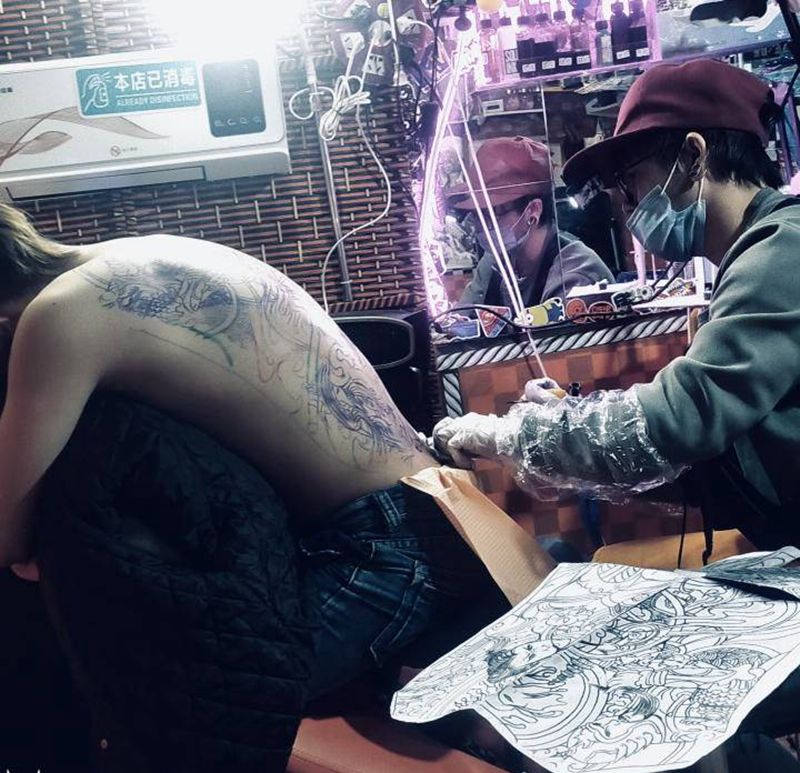 加班纹身图片_背部纹身图案