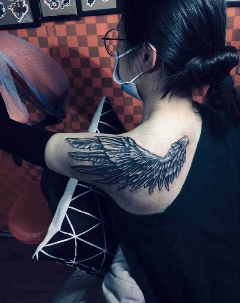 翅膀遮盖纹身图片_手臂背部纹身图案