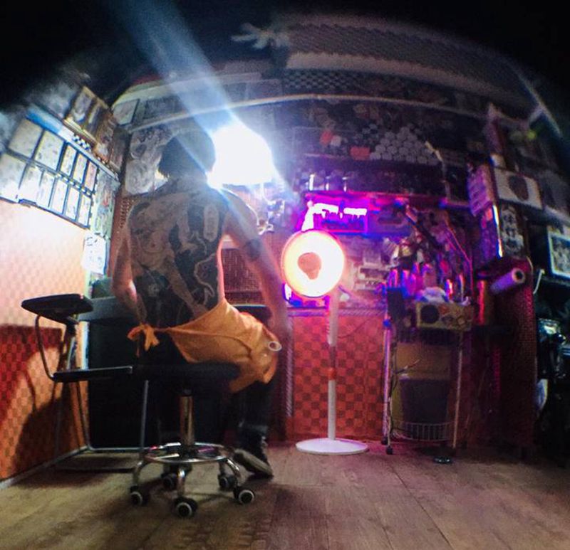 店内有暖气纹身图片_背部纹身图案