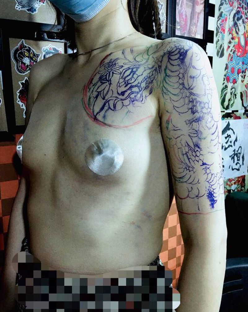 日式半胛蛇手稿纹身图片_手臂胸部纹身图案