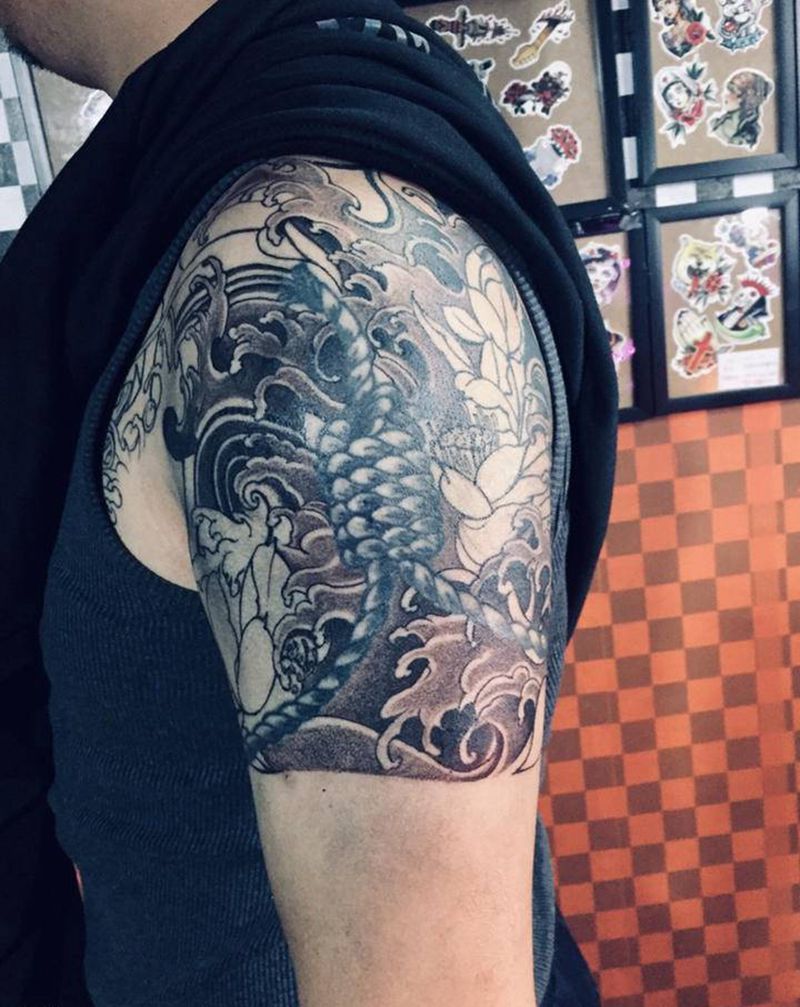 大臂打雾磨砂纹身图片_手臂纹身图案