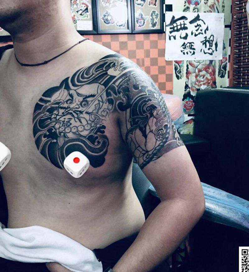 半胛打雾大臂在结痂纹身图片_胸部手臂纹身图案
