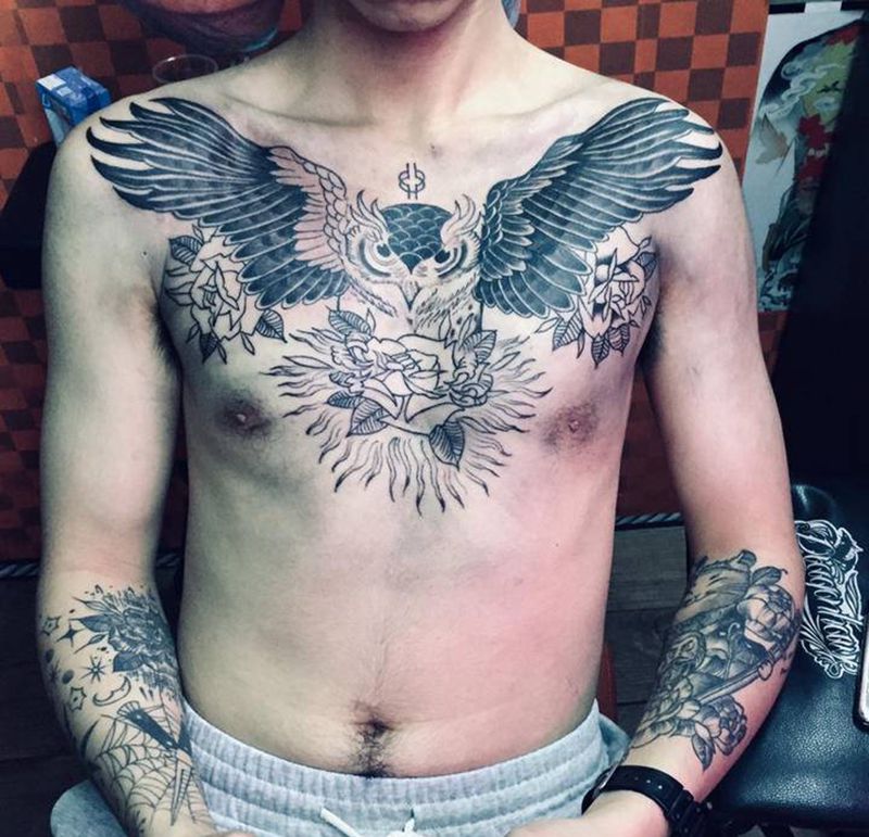 花胸进度纹身图片_胸部纹身图案