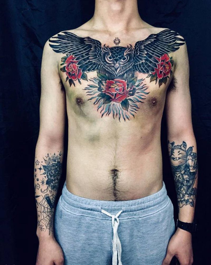 猫头鹰花胸纹身图片_胸部纹身图案