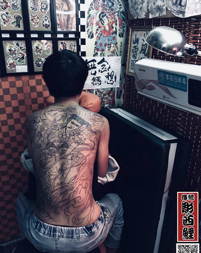 哪吒线条纹身图片_背部纹身图案
