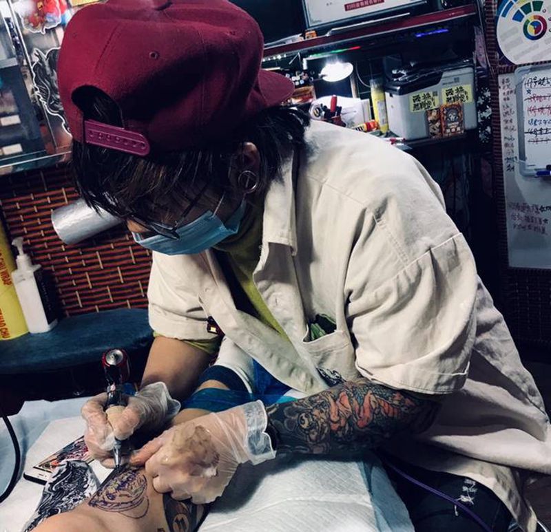 日常加班纹身图片_腿部纹身图案